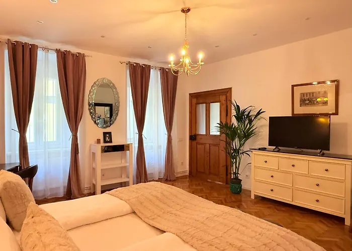 Charme Boutique Old Town Апартаменти Брашов